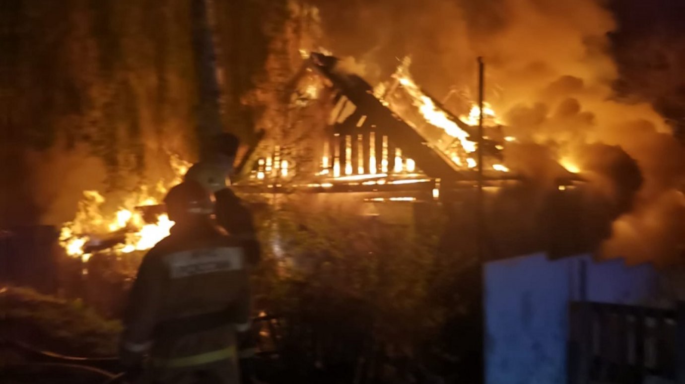 Ночной пожар в частном секторе Пензы тушили 30 человек