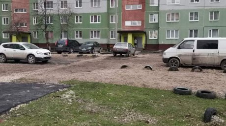 На ул. Ладожской водители превратили в парковку детскую площадку