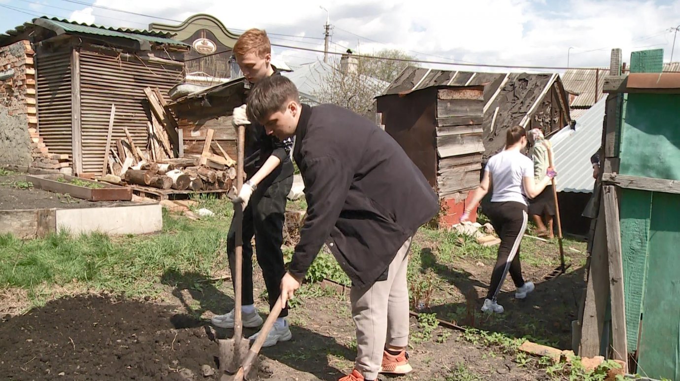 В Пензе волонтеры вскопали огород ветерану труда