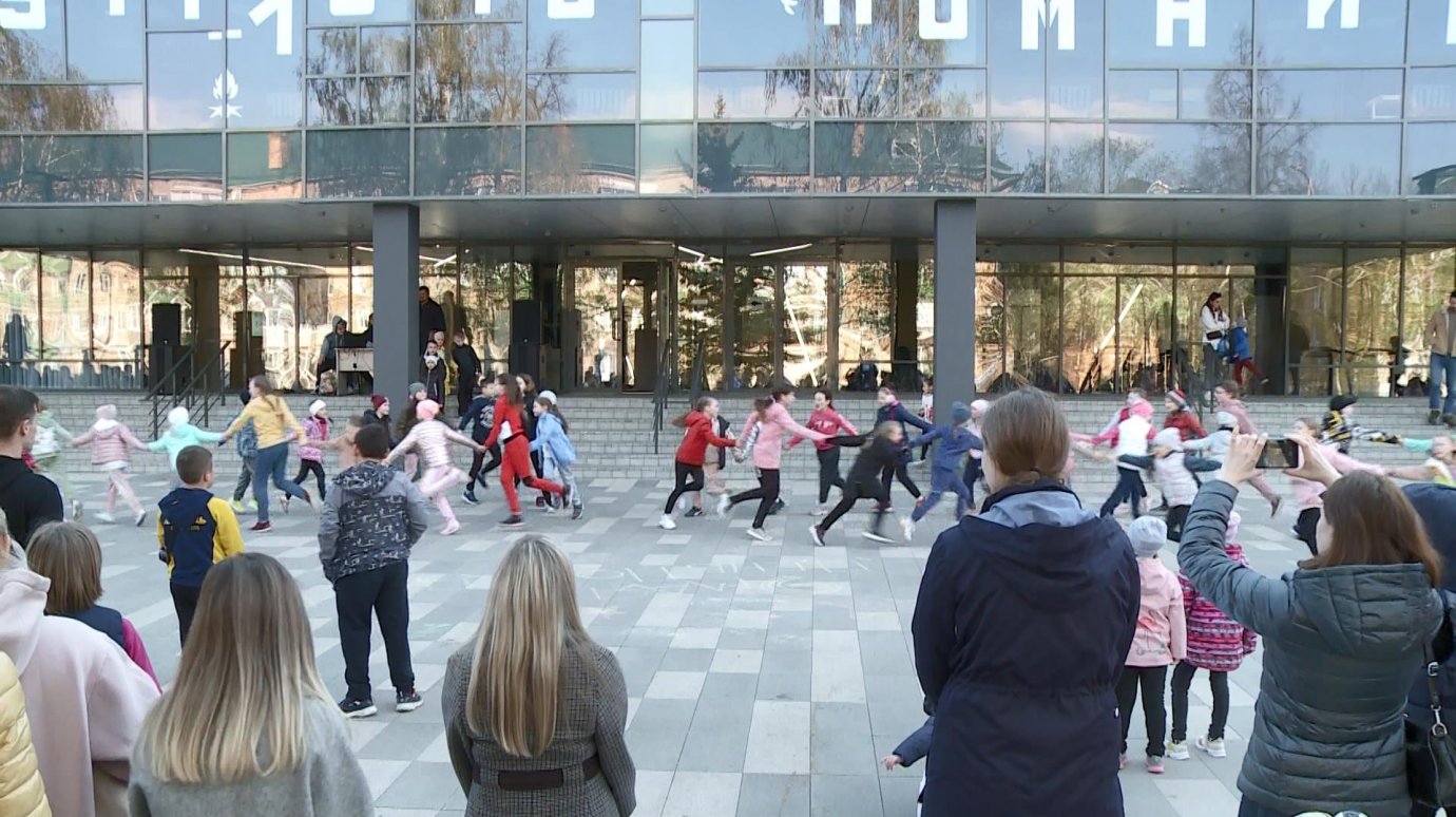 Пензенцы отметили Международный день танца флешмобом