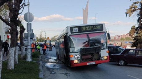 На улице Славы в Пензе колесо автобуса ушло под асфальт