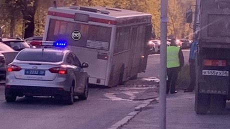 На улице Славы в Пензе колесо автобуса ушло под асфальт