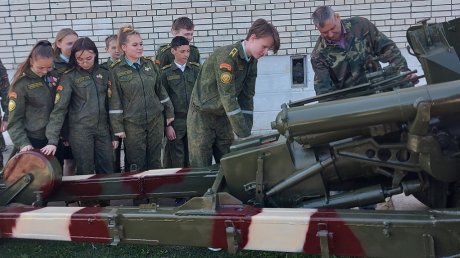 В Кузнецке рядом со школой установили пушку «Рапира»