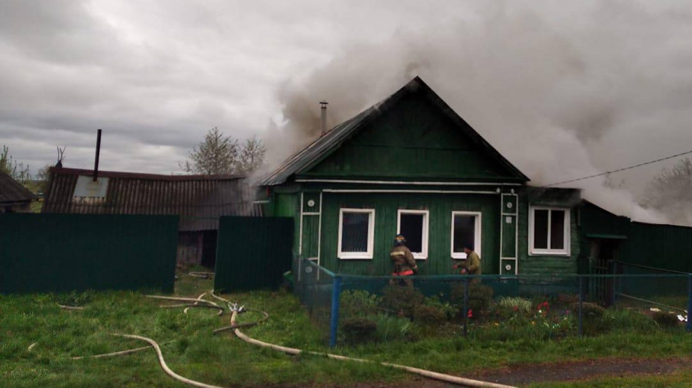 Огонь повредил жилой дом и надворные постройки в Бессоновке