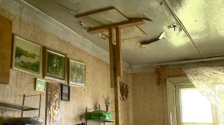Жители дома на Стрелочной боятся обрушения потолка
