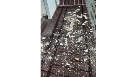 На улице Володарского основание балкона рухнуло на тротуар