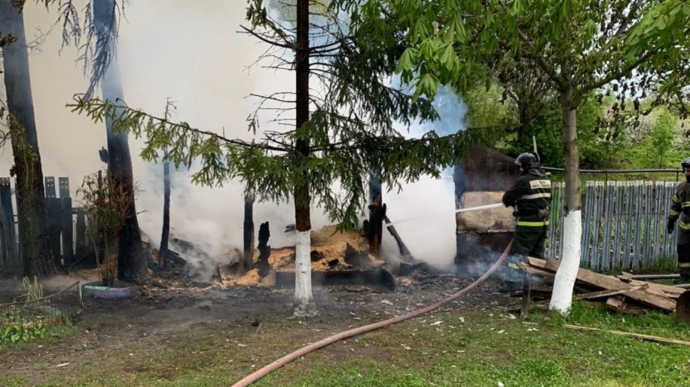 В Пензенском районе горевшую баню тушили 9 пожарных