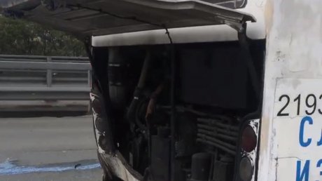 На Арбековском путепроводе столкнулись иномарка и автобус № 130
