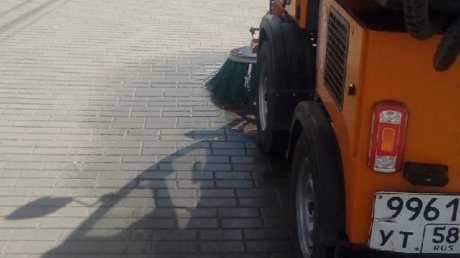 В Пензе коммунальщики моют дороги и тротуары