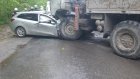 В Пензе столкнулись легковушка и грузовик, работают спасатели