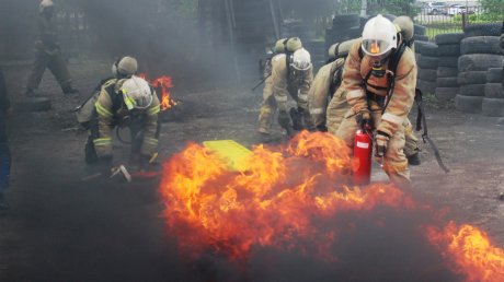 В Пензе пожарные прошли лабиринт с качающимся полом