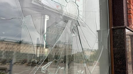 Пензенцы разбили окна в «Макдоналдсе» на площади Ленина