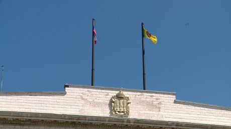 Над зданием правительства до сих пор развевается старый флаг