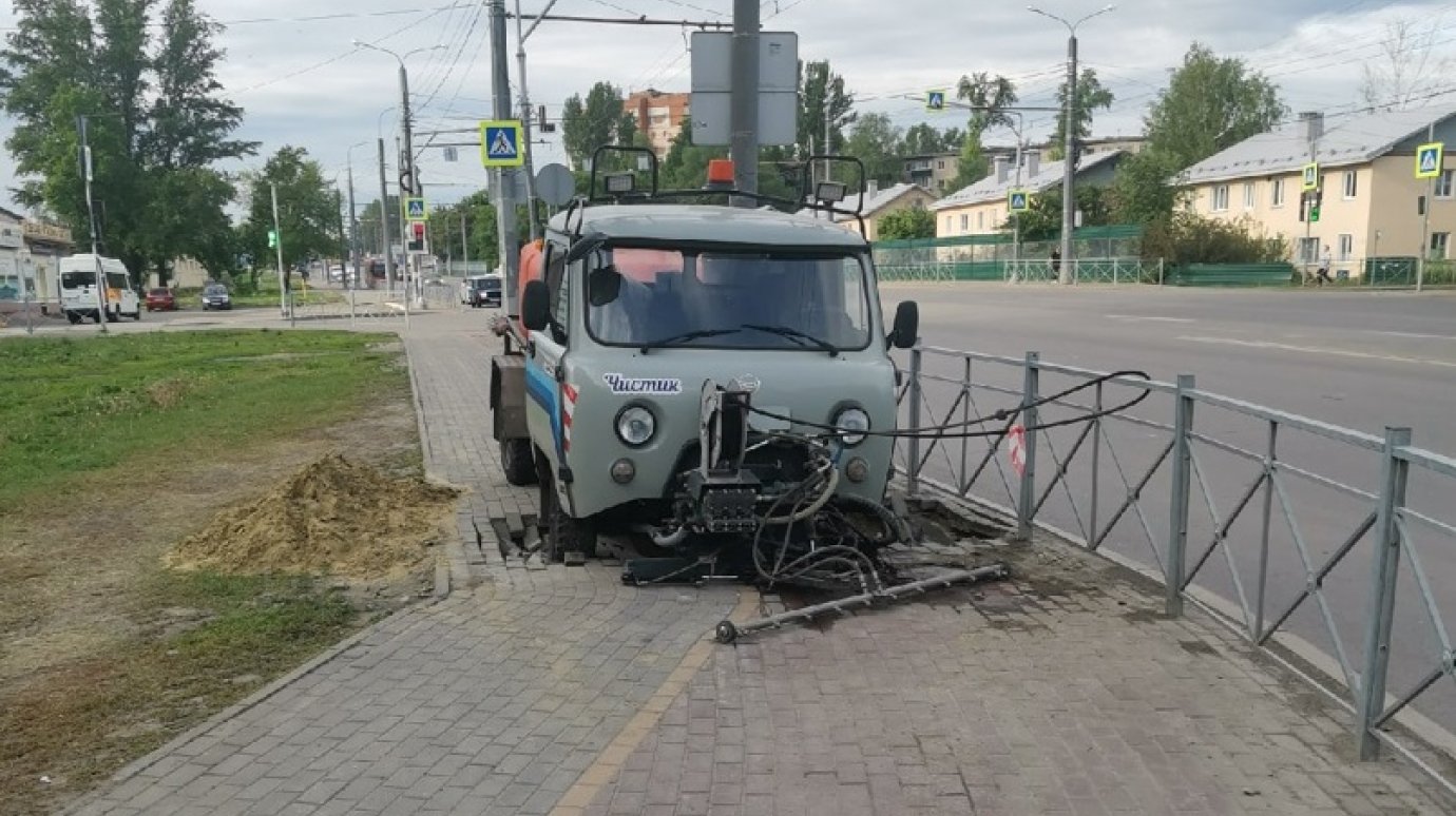 На улице Терновского в Пензе коммунальная техника угодила в яму