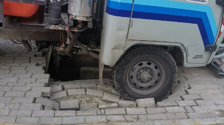 На улице Терновского в Пензе коммунальная техника угодила в яму