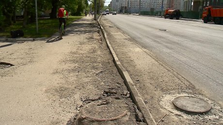 Бортовой камень на улице Суворова мешает проезду машин