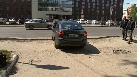 Бортовой камень на улице Суворова мешает проезду машин