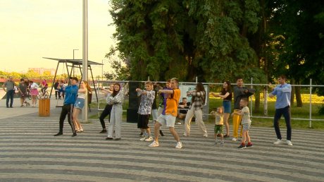 Пензенские танцоры открыли сезон мероприятий на набережной