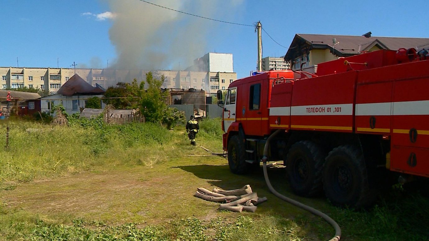 На Колхозной улице в Пензе загорелся двухквартирный дом
