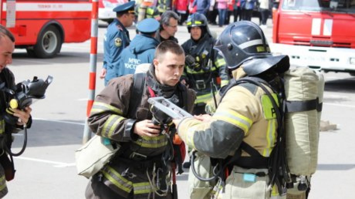 Пензенцев просят не пугаться при виде пожарных машин у «Дома офицеров»