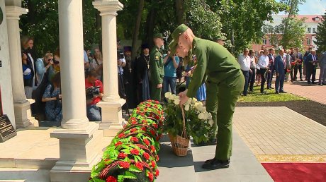 В сквере «Журавли» установили мемориал «Часовые памяти»