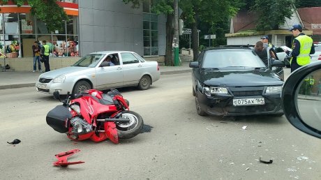 На Западной Поляне столкнулись ВАЗ-2112 и мотоцикл