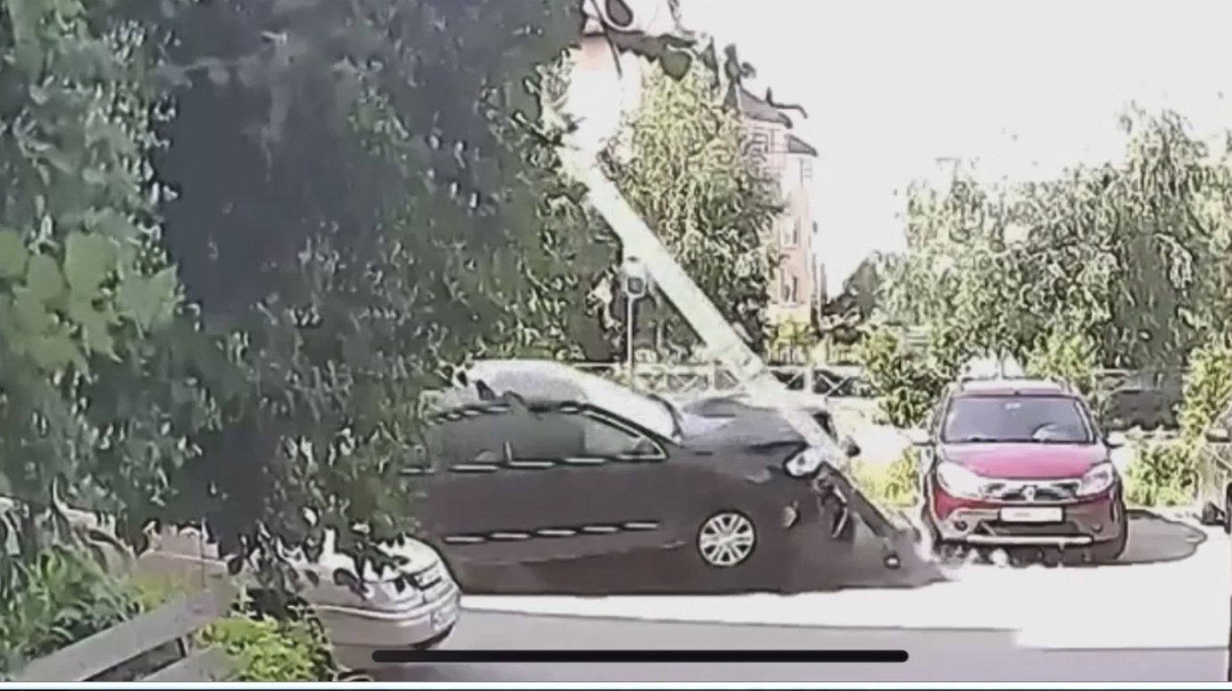 На видео попал момент. Дорогая машина разбилась об столб.