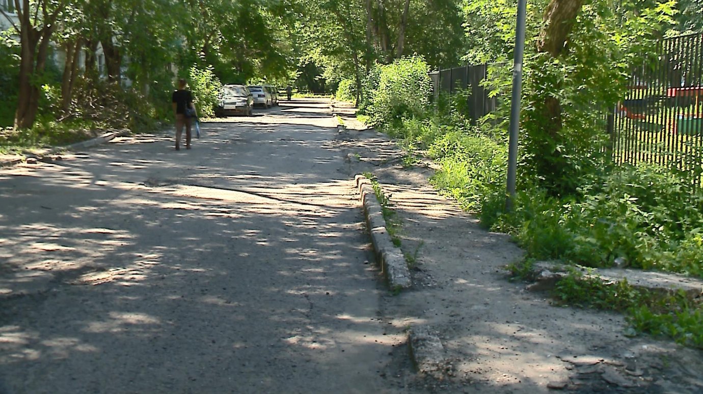 Пензенцам приходится водить детей по разрушенной дороге на Суворова