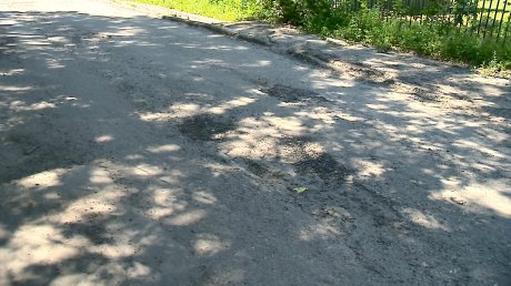 Пензенцам приходится водить детей по разрушенной дороге на Суворова