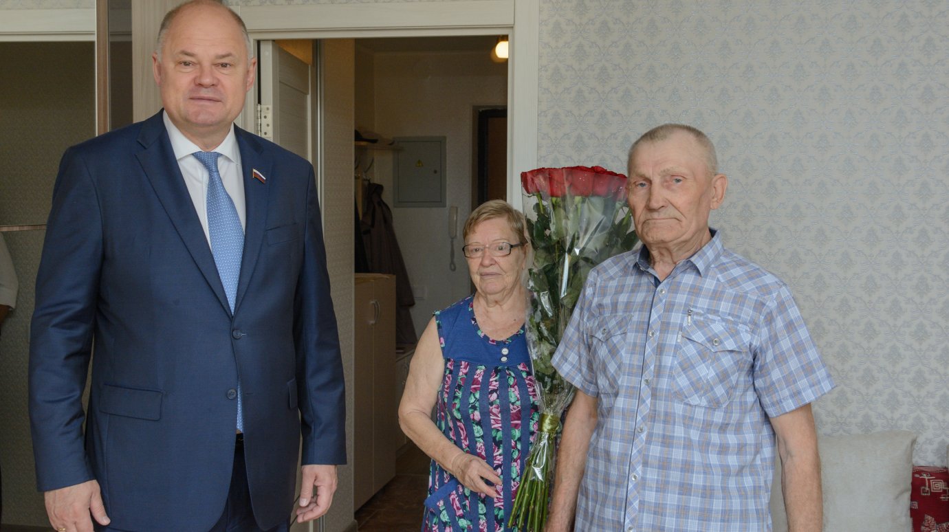 Вадим Супиков поздравил Мироновых с наступающим днем семьи
