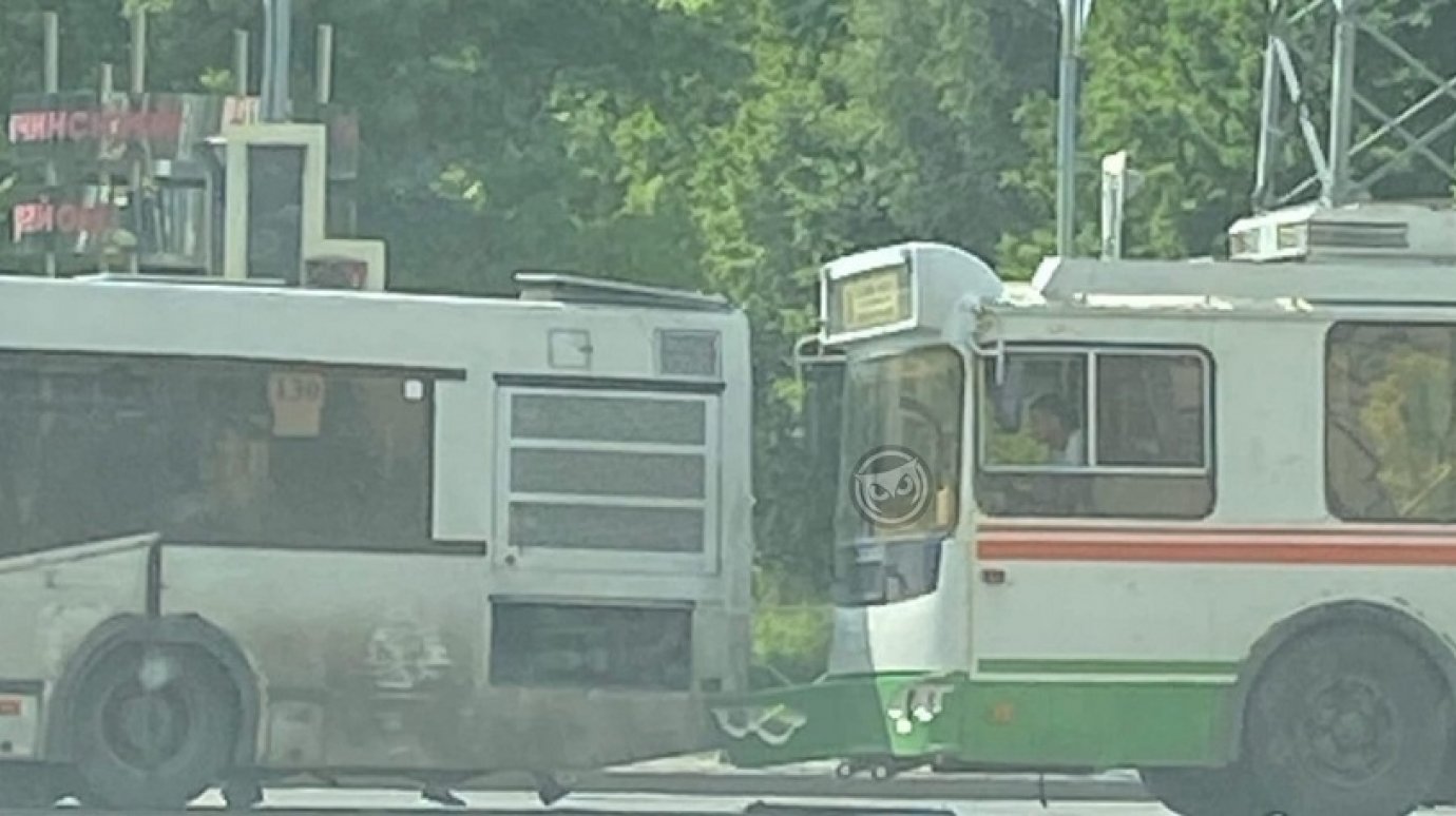 В Пензе случилось ДТП с участием троллейбуса и автобуса