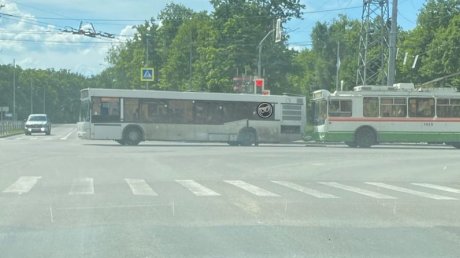 В Пензе случилось ДТП с участием троллейбуса и автобуса