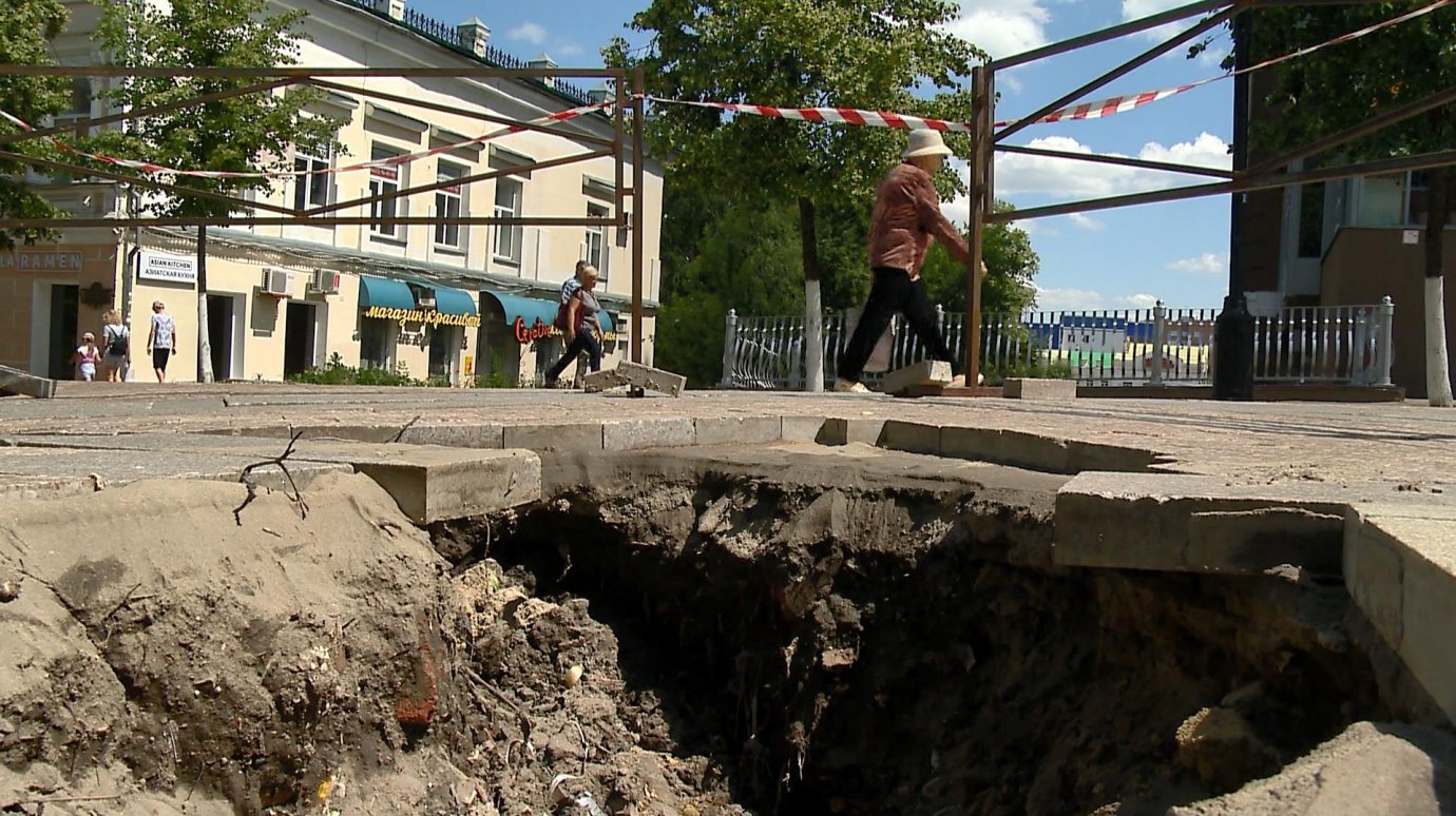 В пешеходной зоне Московской появился очередной провал