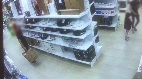 В Пензе кража робота из магазина попала на камеру