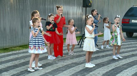 В Пензе артисты ансамбля «Домисолька» устроили концерт
