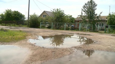 Жители Приовражного пожаловались на разбитую проезжую часть