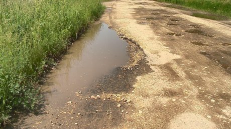 Жители Приовражного пожаловались на разбитую проезжую часть