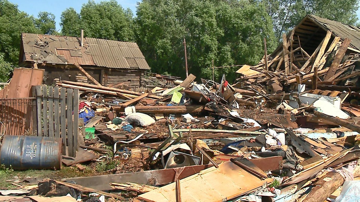 В селе Болотниково Лунинского района жилой дом разнесло на части