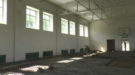 В каменской школе № 4 взялись за капитальный ремонт спортивного зала
