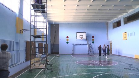 В каменской школе № 4 взялись за капитальный ремонт спортивного зала
