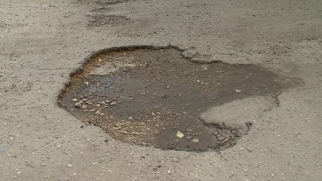 Во дворе на улице Бородина 10 лет ждут ремонта дороги