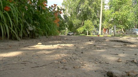 Во дворе на улице Бородина 10 лет ждут ремонта дороги