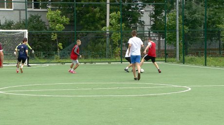 Школьники Ленинского района Пензы сыграли в мини-футбол