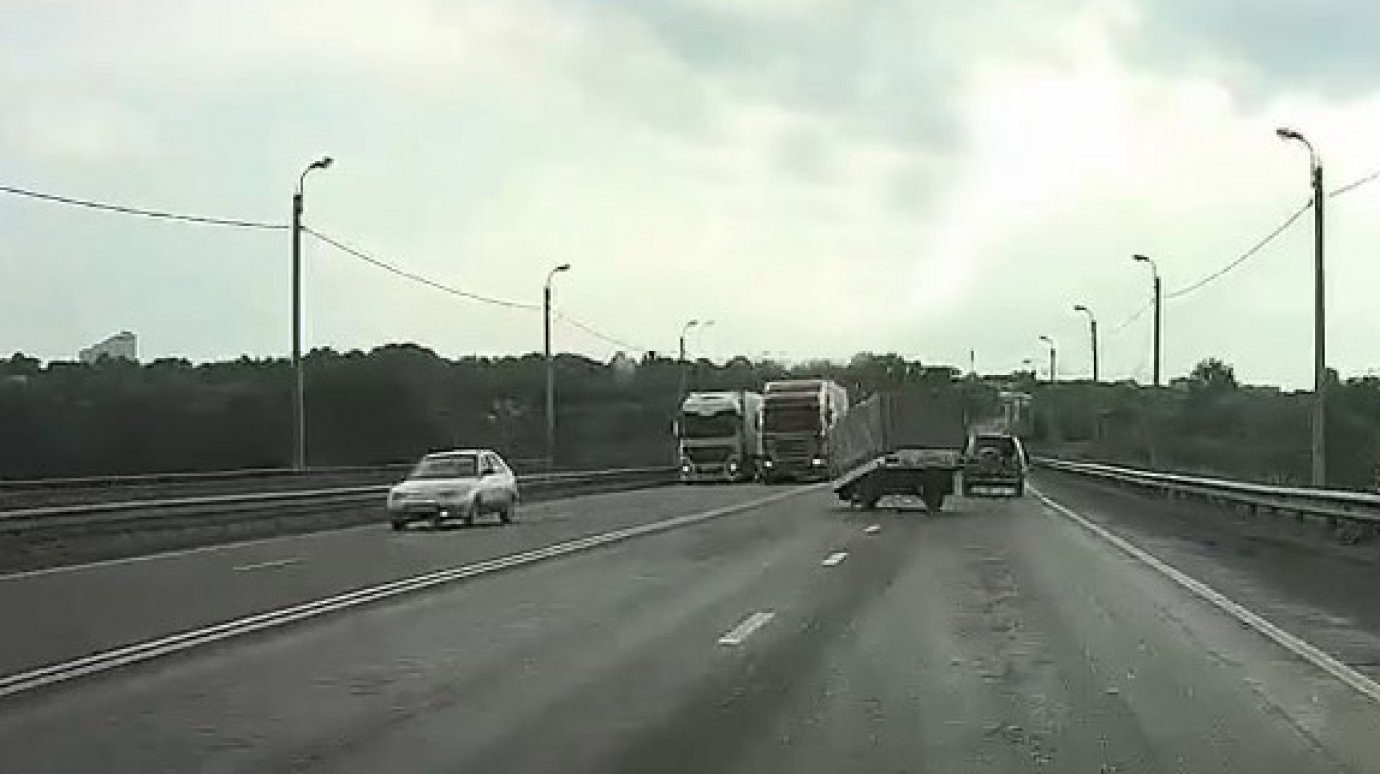 В Пензе на видео попал момент аварии с оторвавшимся прицепом