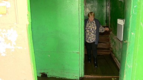 Жители дома на Южной Поляне рискуют упасть в подвал