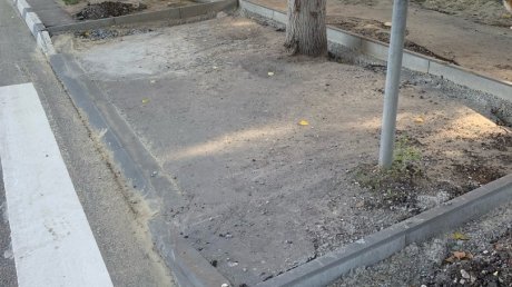 Двойной бордюр на улице Куйбышева стал преградой для пешеходов