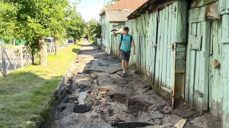 Глубокие провалы испортили тротуар на улице Свердлова
