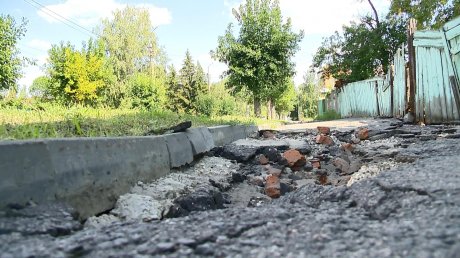Глубокие провалы испортили тротуар на улице Свердлова