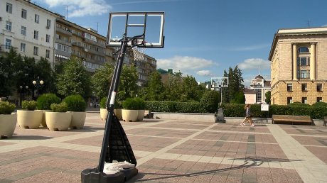 Баскетбольный щит на площади Ленина вышел из строя