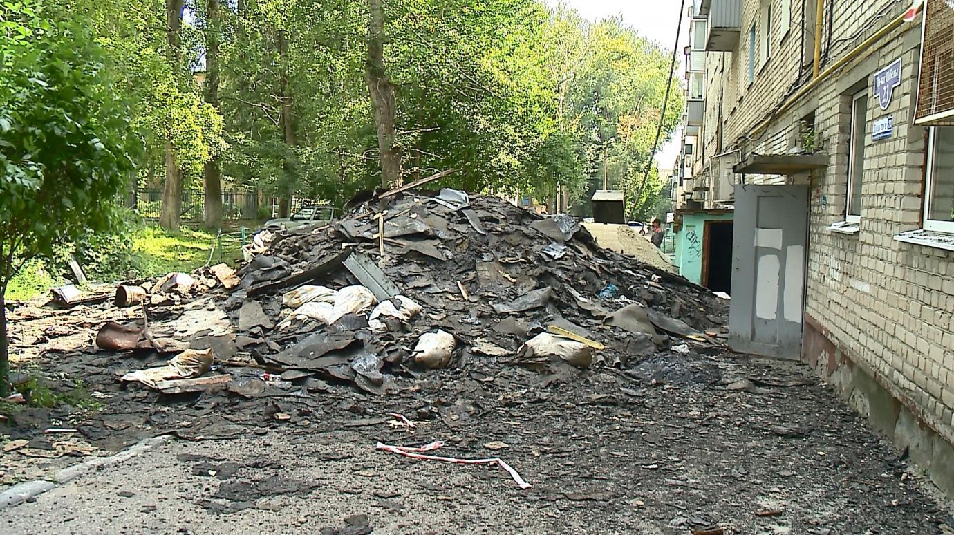 В Пензе рабочие не смогли объяснить рост кучи мусора перед подъездом